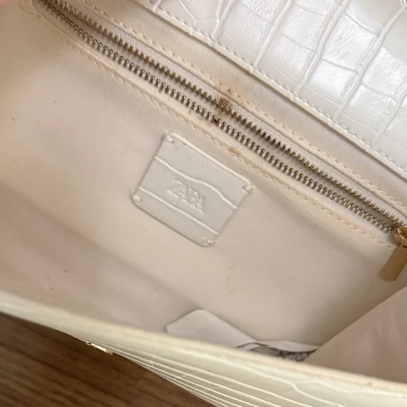 White Croc-Embossed Chain Strap Crossbody Bag - Picture 6 of 10